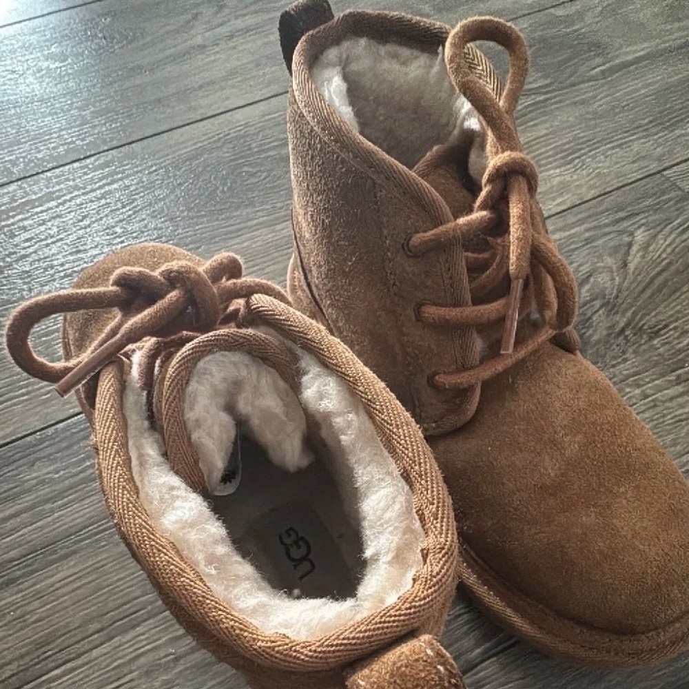KIDS UGG BOOTIES - Picture 2 of 6